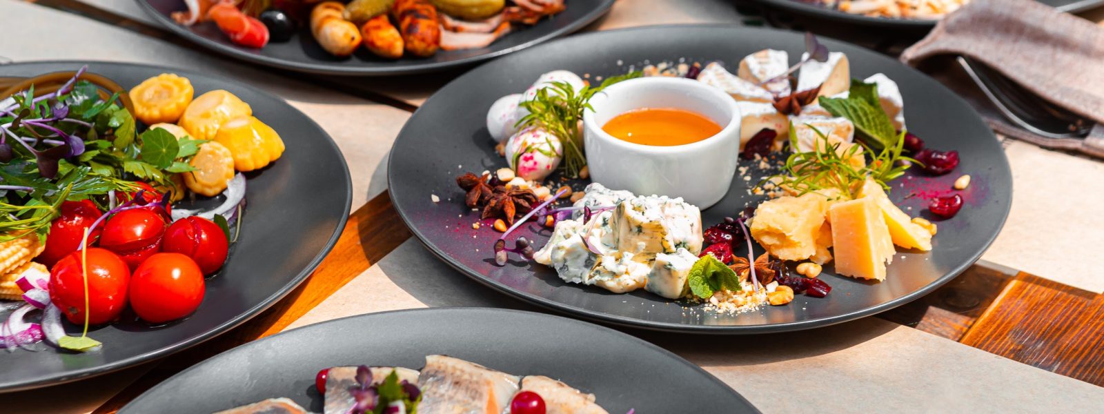 set-dishes-large-company-table-restaurant